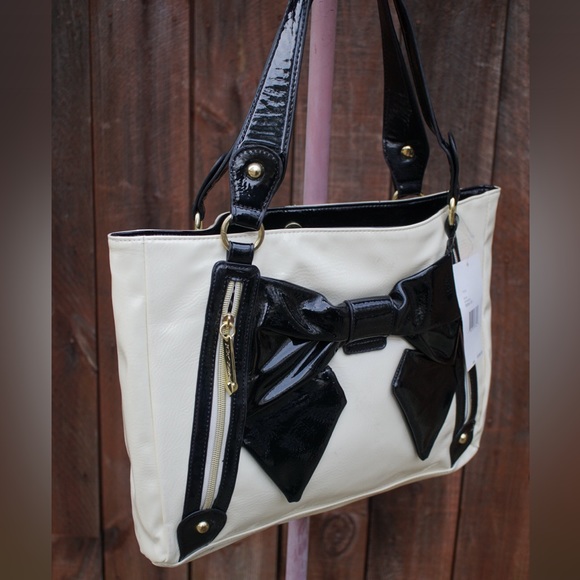 Betsey Johnson Bone Bow black Glossy Tote Handbag BB84135 - Picture 5 of 10